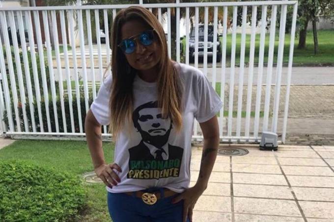 A promotora Carmem Eliza Bastos de Carvalho veste uma camiseta em apoio a Jair Bolsonaro (Foto: Reprodução/Instagram)