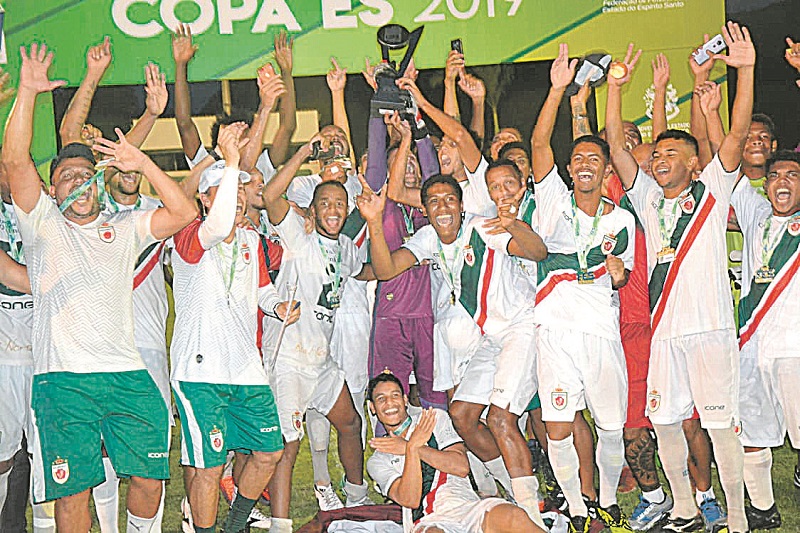 Jogadores do Real Noroeste erguem a taça de campeão da Copa Espírito Santo após empatar com o Vitória. (Foto: Itamar Junior / Real Noroeste)