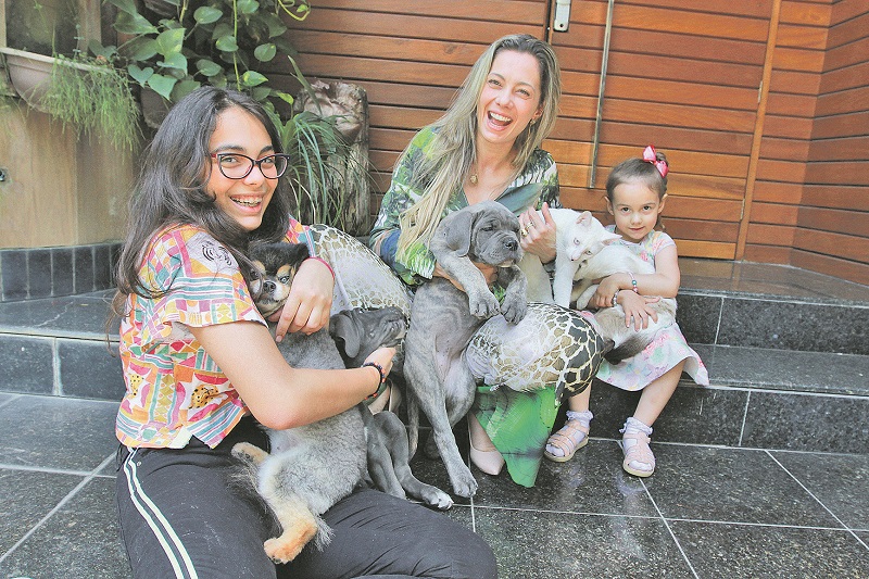 A dentista Catarina Riva com as filhas Sofia e Sarah (Foto: Antonio Moreira/ AT)