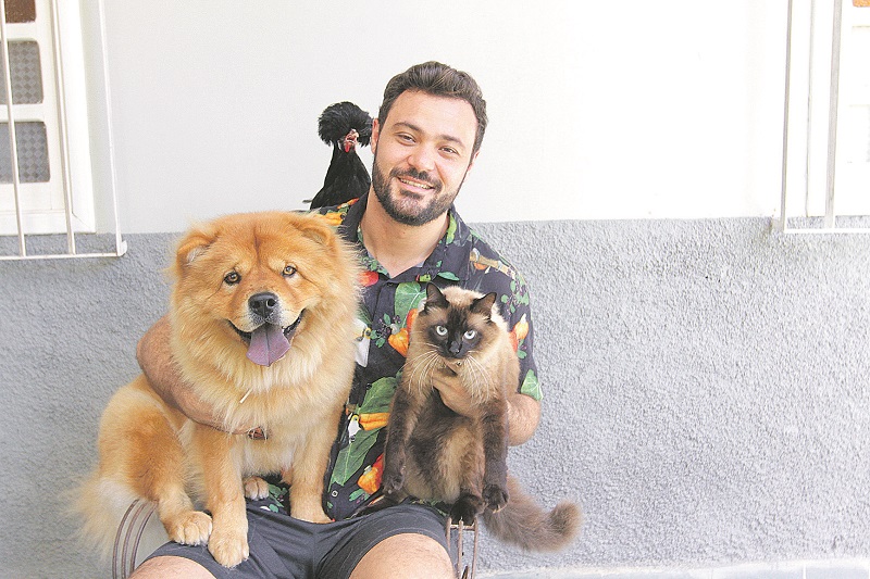 Renan com a cadela Maya, a galinha Mirela e o gato Vitorio: publicitário disse que os pets são sua paixão (Foto: Kadidja Fernandes/ AT)