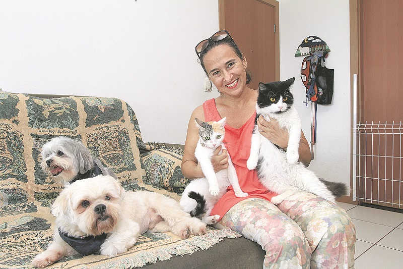 Márcia Guerra com os pets (Foto: Dayana Souza/ AT)