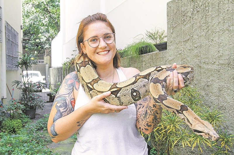 A bióloga Renata Valls com a cobra Pétala (Foto: Dayana Souza/ AT)