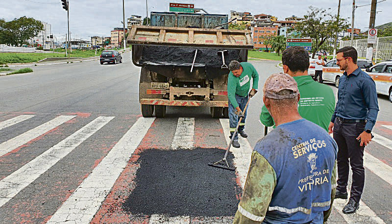 Av. Roberto Ewaldo: tapa-buraco (Foto: Dayana Souza / AT)
