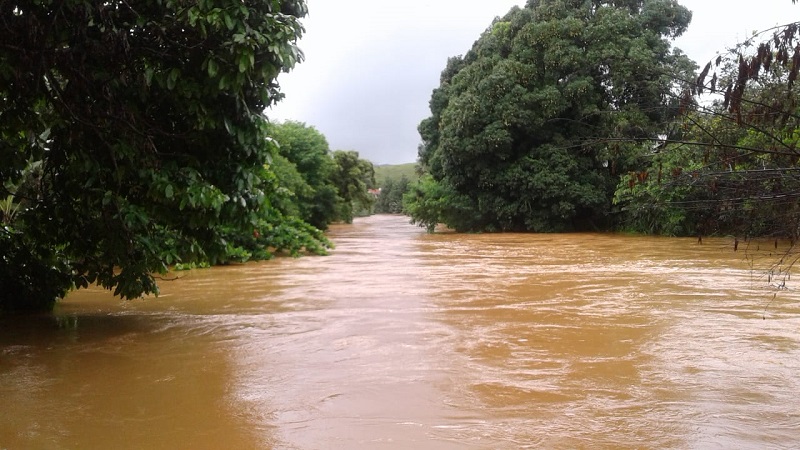 Nível do Rio Fundão subiu aproximadamente 1,8 m. (Foto: Defesa Civil de Fundão)