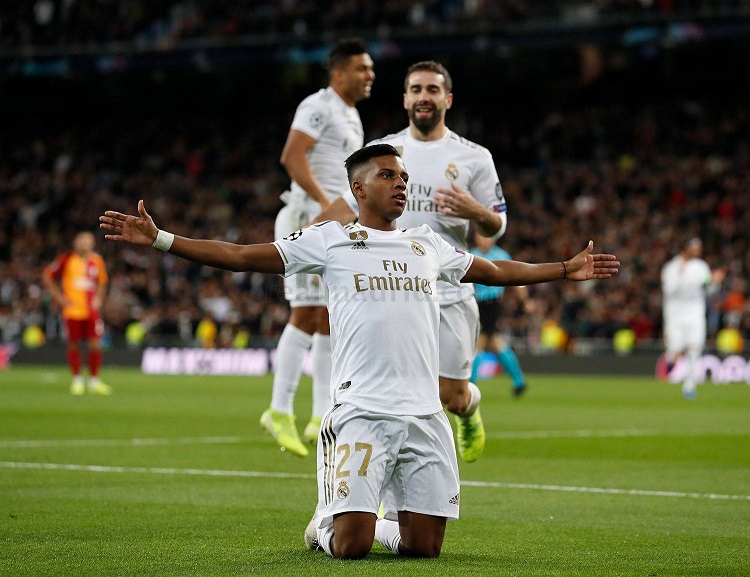 O jogador Rodrygo comemora um dos gols no jogo contra o Galatasaray (Foto: Víctor Carretero/Real Madrid)