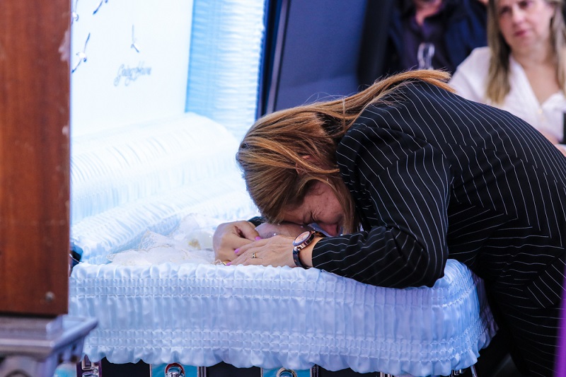 Rose Miriam se despede de Gugu com beijo durante velório. (Foto: Thiago Duran/AgNews)