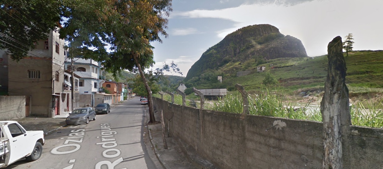 A rua onde os corpos de duas pessoas foram encontrados na manhã deste sábado (9). (Foto: Reprodução/Google Street View)