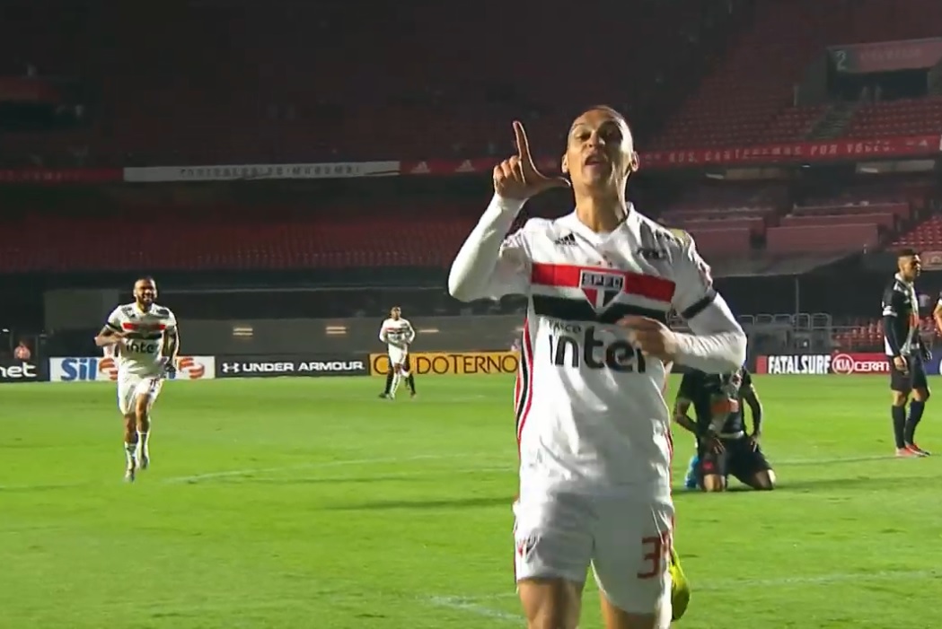 Após jogada de lateral na qual a defesa cruzmaltina se atrapalhou, Antony ficou com a sobra e bateu bem (Foto: Reprodução/ SporTV/ Premiere)