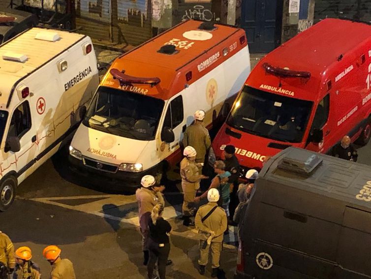 Momento em que vítima liberada pelo sequestrador é atendida. (Foto: Tania Rego/Agência Brasil)