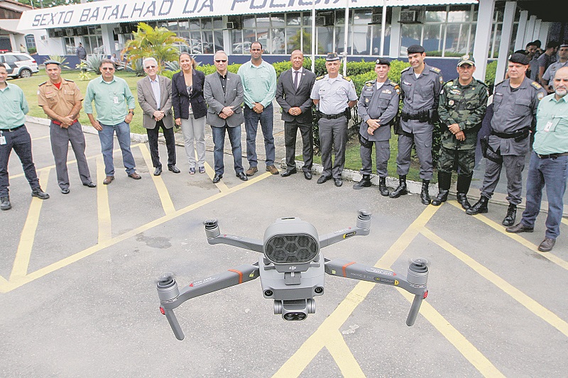 O superdrone pesa 900 gramas, possui 32,2 centímetros de comprimento e é operado através de um controle com tela integrada. (Foto: Fábio Nunes/AT)