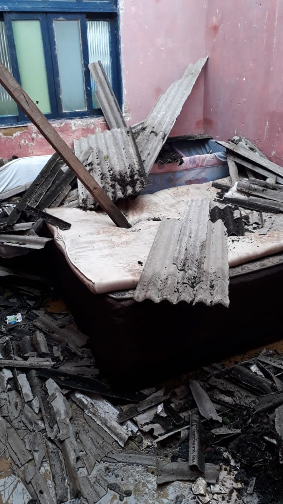 Telhado desabou durante forte chuva em Guarapari (Foto: Acervo familiar)