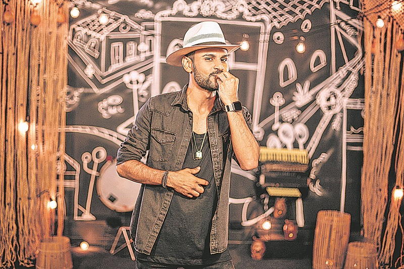 O cantor Thullio Milionário faz sucesso e causa polêmica ao distribuir beijos nos shows ao som de “Dançar Forró Beijando”. (Foto: Divulgação)