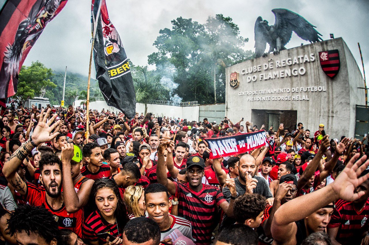 Uma aglomeração se formou na porta do CT, tornando difícil a movimentação no local. (Foto: Alexandre Vidal/Flamengo)
