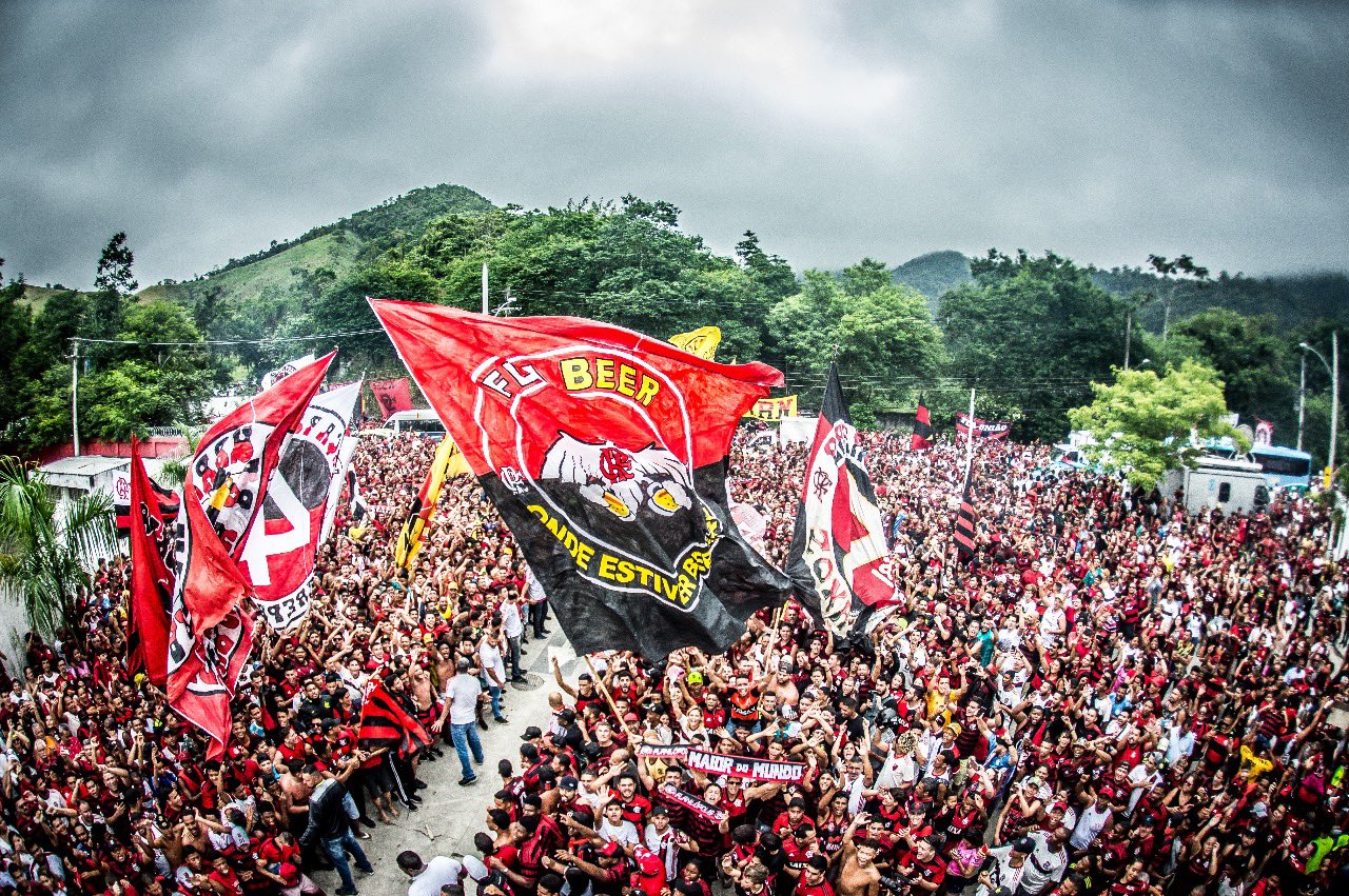 orcedores lotaram a porta do CT Ninho do Urubu, na zona oeste do Rio de Janeiro, onde o técnico português Jorge Jesus comandou o último treino antes da viagem. (Foto: Alexandre Vidal/Flamengo)