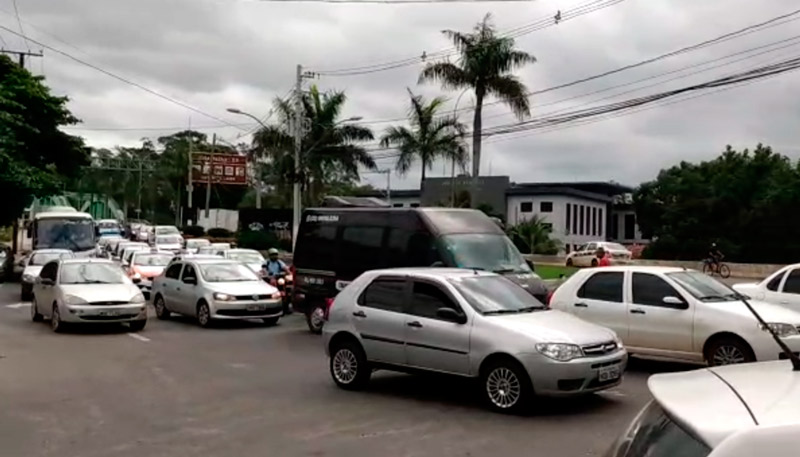 Trânsito lento na região de São Torquato, em Vila Velha (Foto: Leone Oliveira / AT)