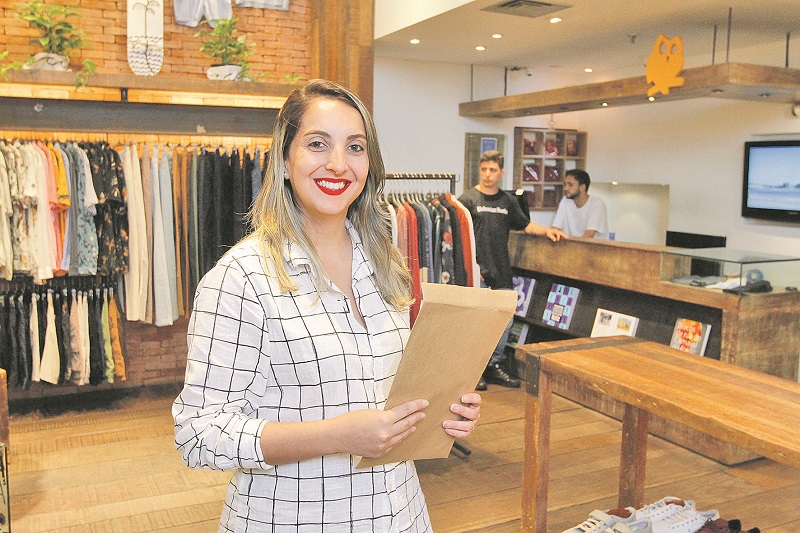 A gerente de uma loja do Shopping Vitória, Anna Karina Neves (Foto: Thiago Coutinho/ AT)