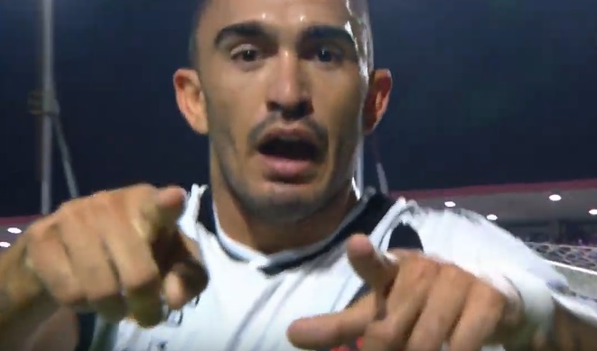 O Vasco abriu o placar aos 26 minutos de jogo com um belo gol do volante Raul (Foto: Reprodução/ SporTV/ Premiere)