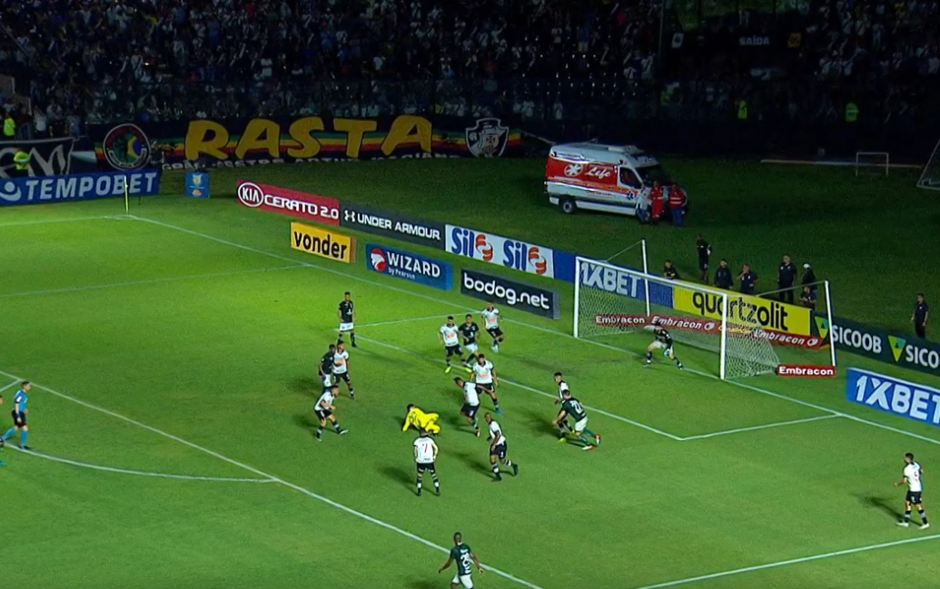 Jogador do Vasco fez um gol contra no final da partida (Foto: Reprodução/ SporTV)