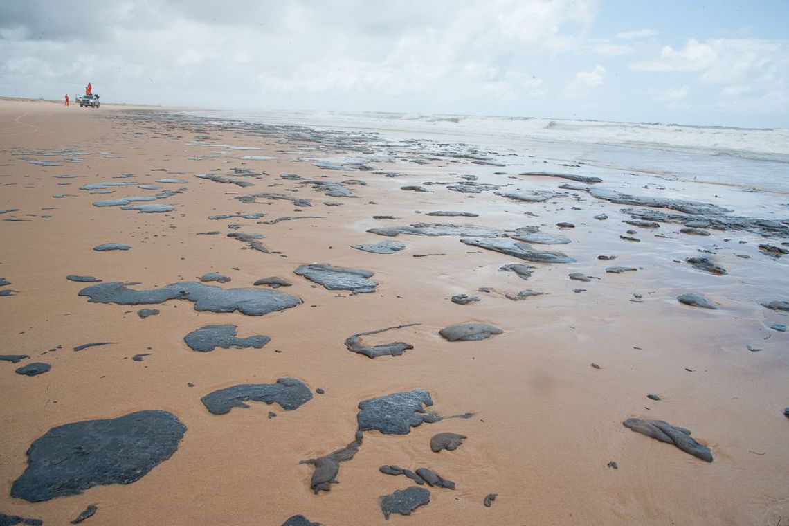 Derramamento de óleo atingiu mais de 250 praias nordestinas brasileiras (Foto: Adema/ Governo de Sergipe)