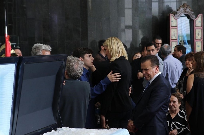 Apresentadora Ana Hickmann cumprimenta João Augusto, filho de Gugu. (Foto: AgNews)