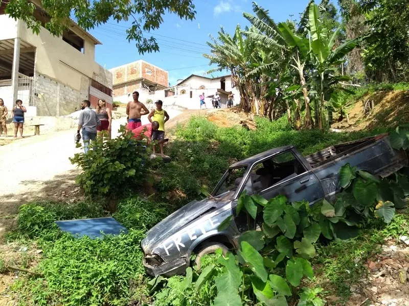 Imagem ilustrativa da imagem Criança morre após carro derrapar em ladeira e capotar em Cariacica