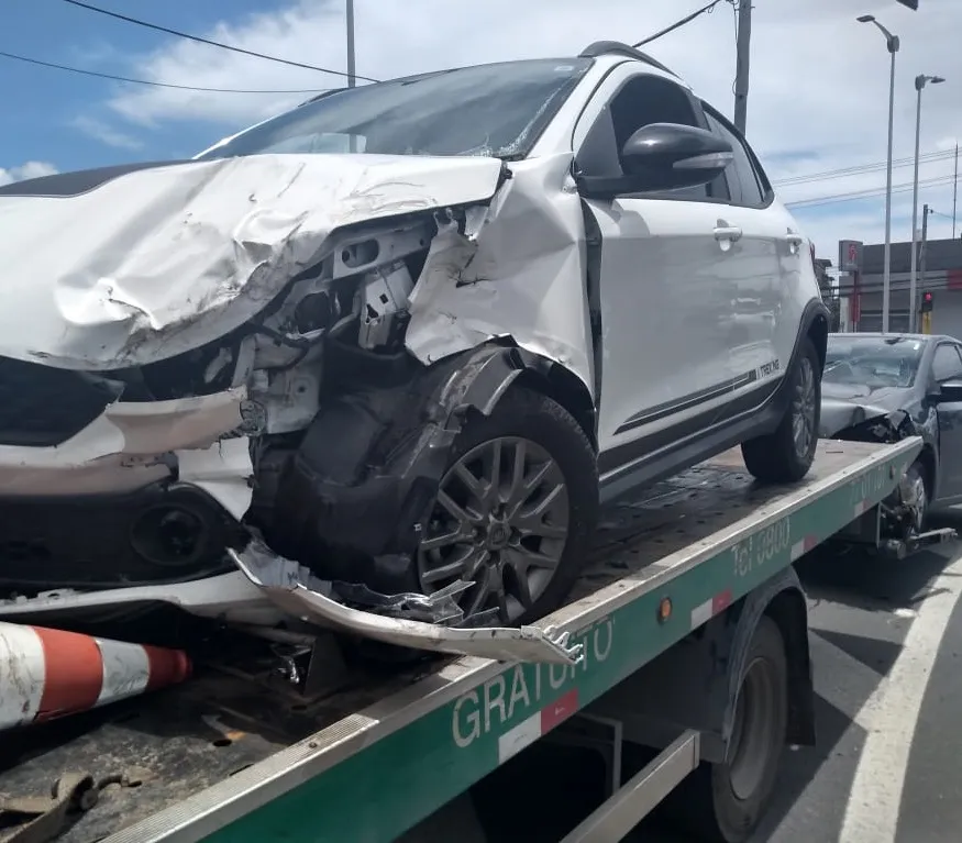 Imagem ilustrativa da imagem Acidente entre carreta e dois carros interdita BR-101