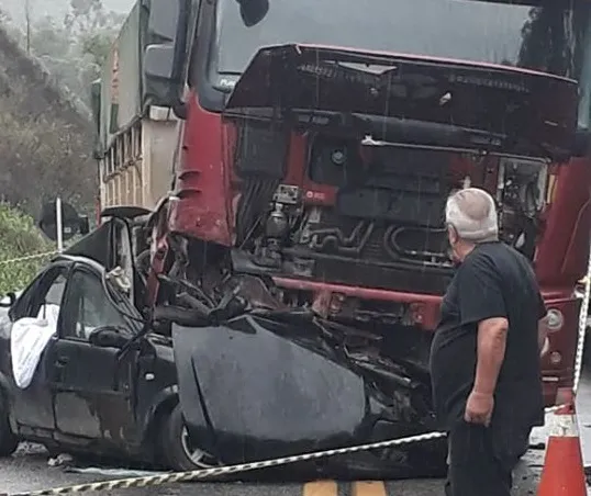 Imagem ilustrativa da imagem Acidente entre caminhão e carro deixa três mortos e dois feridos na BR-262