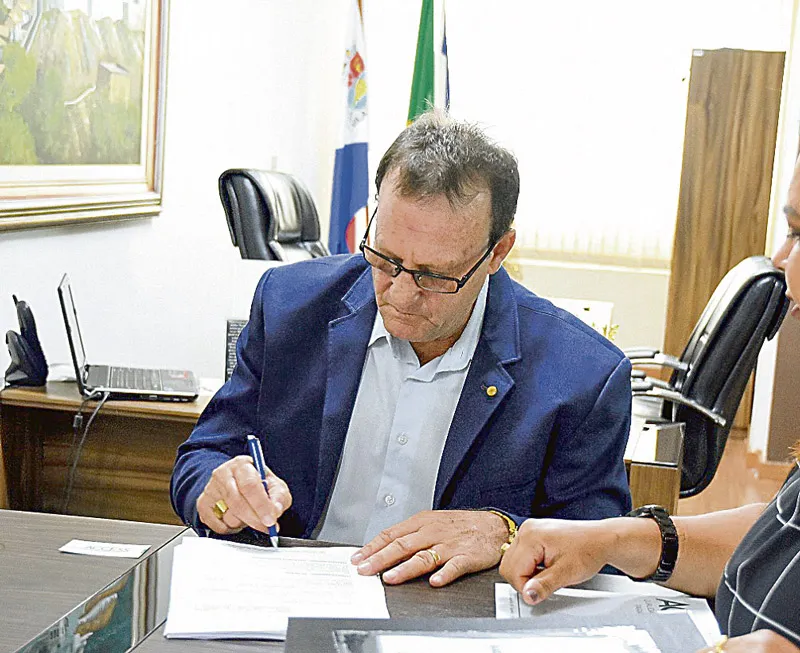 Ivan Carlini durante a assinatura do contrato com o Instituto Access, que vai organizar o concurso público