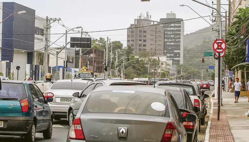 Veículos estacionados na terceira faixa da avenida Leitão da Silva, perto da sinalização que indica a proibição