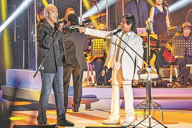 Erasmo e Roberto cantam samba durante gravação para TV.