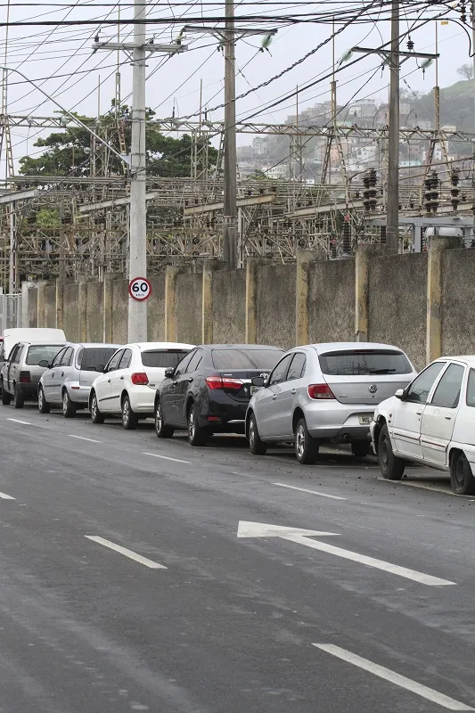 Imagem ilustrativa da imagem Motoristas ignoram lei e estacionam na Leitão da Silva