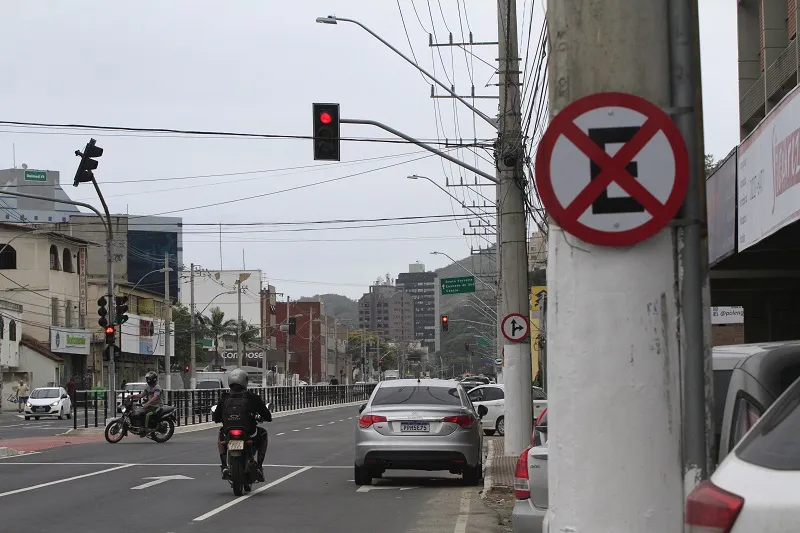 Imagem ilustrativa da imagem Motoristas ignoram lei e estacionam na Leitão da Silva