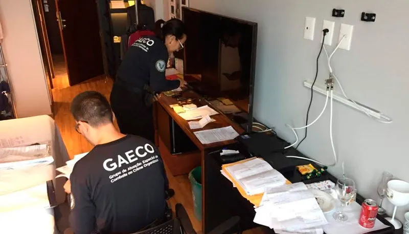 Agentes do Gaeco analisam um dos escritórios da empresa