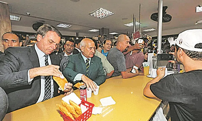 O presidente Jair Bolsonaro escapou para comer um pastel na Feira do Paraguai, em Brasília, nesta semana. Foi acompanhado de Luiz Eduardo Ramos.