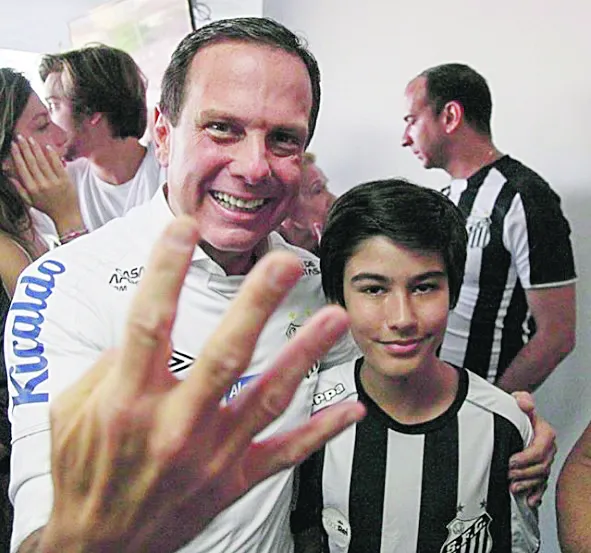 João Doria com Tomás, filho de Bruno Covas, na Vila Belmiro, onde a dupla pé-quente viu o Santos golear o campeão Flamengo por 4 a 0 pelo Brasileiro.
