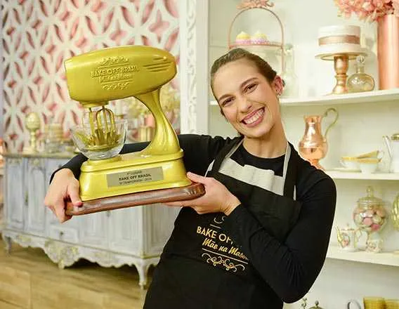 Imagem ilustrativa da imagem Karoline é a grande vencedora do programa Bake Off Brasil