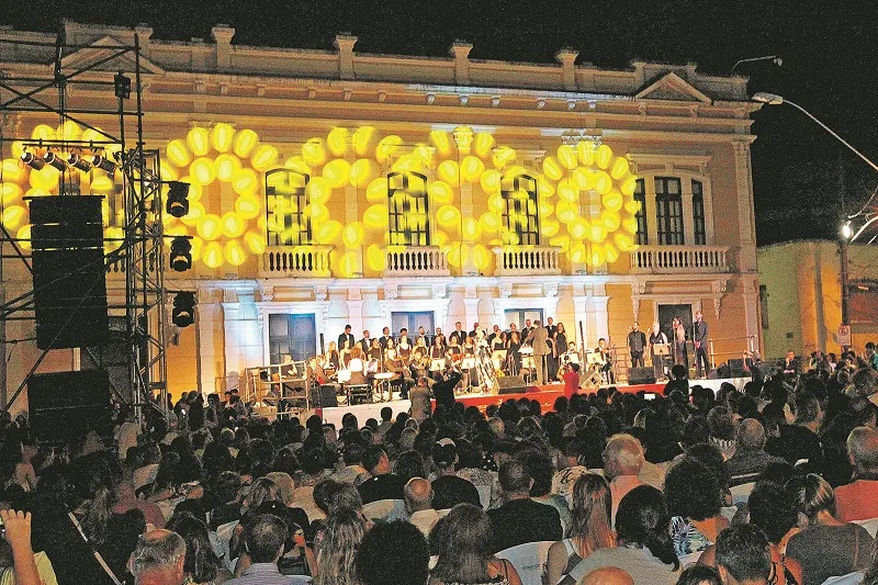 O Natal iluminado tem projeções na fachada do Palácio Anchieta