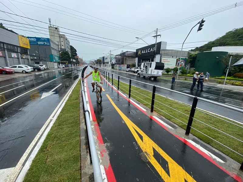 Imagem ilustrativa da imagem Governador chega de bike para inauguração da nova Leitão da Silva