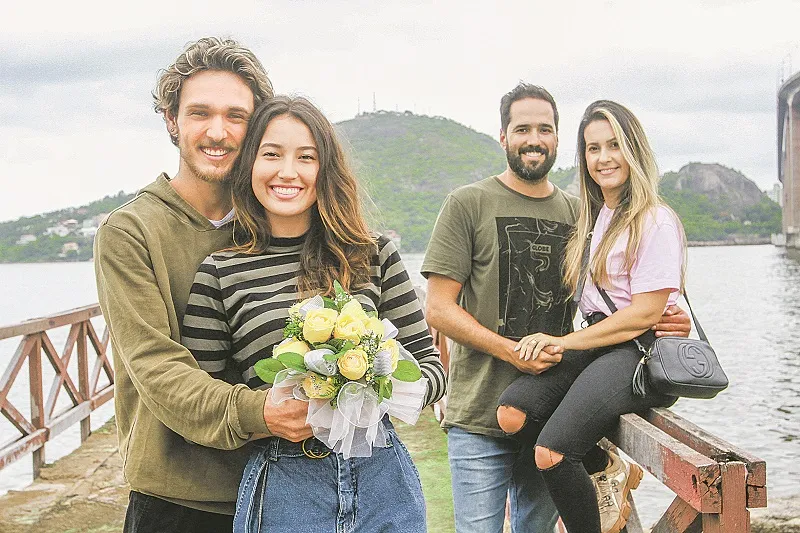 Os casais Camilli Sanz e João Vianna (com buquê) e Ciro de Andrade  e Mabelly de Andrade.