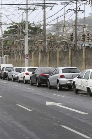 Mesmo proibido, motoristas estacionam na nova Avenida Leitão da Silva