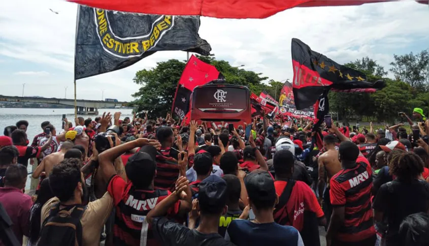Torcedores se acumulam em torno do ônibus do Flamengo para incentivar os jogadores