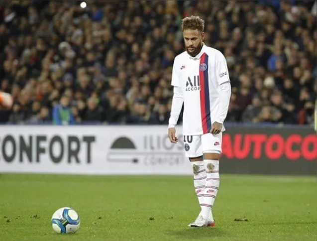 Neymar cobra falta e marca na partida contra o Montpellier 