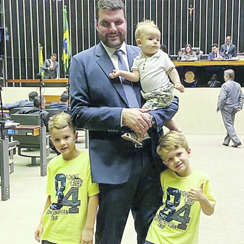 Pedro Lupion (DEM-PR) levou os filhos para conhecer o “trabalho do papai” na Câmara.