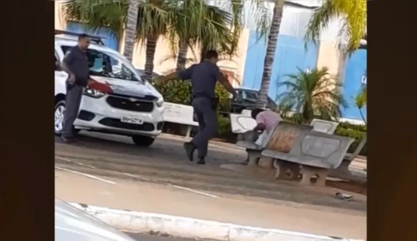 Imagem ilustrativa da imagem Vídeo flagra morador de rua e cachorro sendo agredidos por policial militar