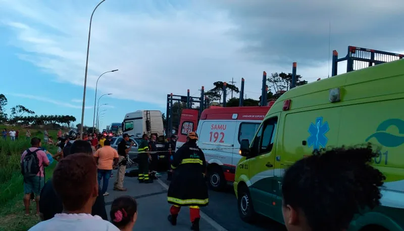 Imagem ilustrativa da imagem Acidente entre carreta e carro de passeio deixa quatro feridos na BR-101