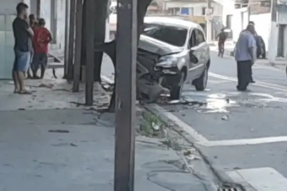 Imagem ilustrativa da imagem Motorista fica ferido após bater em árvore em Vila Velha
