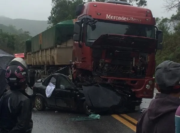 Imagem ilustrativa da imagem Acidente entre caminhão e carro deixa três mortos e dois feridos na BR-262