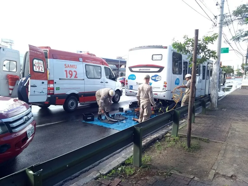Imagem ilustrativa da imagem Jovem bate motocicleta em ônibus e fica preso às ferragens em Vitória