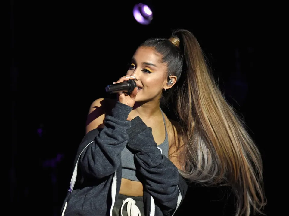 Imagem ilustrativa da imagem 'k bye for now' de Ariana Grande é o primeiro álbum ao vivo da Sweetener Tour