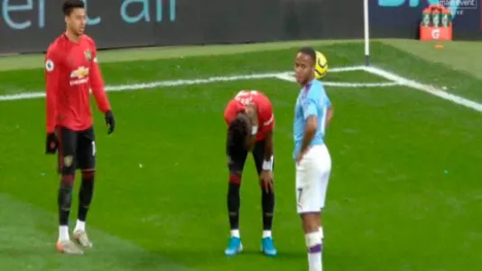 Imagem ilustrativa da imagem Brasileiro é alvo de ofensas racistas em clássico de Manchester